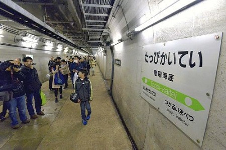 日本最早海底车站停运在即吸引众多游客参观