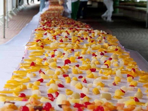 尼加拉瓜现最大水果蛋糕长500米重14.5吨（图）