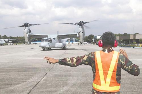 菲律宾受灾后大批美军军机参与救援。图为14日菲士兵在马尼拉指挥“鱼鹰”运输机起飞。