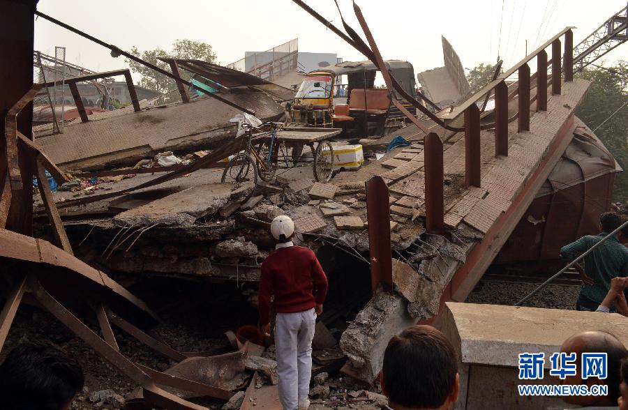 （国际）（3）印度人行天桥坍塌压毁货运火车