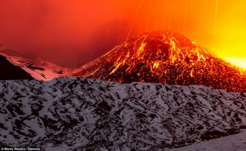 图为正在喷发的火山。