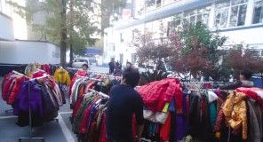 彭某偷走的衣服堆成山，服装厂员工正在整理收缴的部分衣服。 见习记者 林琳 摄