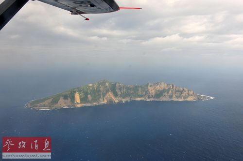 资料图片：这是2012年12月13日从中国海监B-3837飞机上拍摄的钓鱼岛及其附属岛屿画面。新华社发