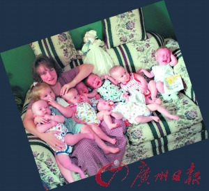 1998年，母亲博比 麦考伊忙着照顾七个小家伙。