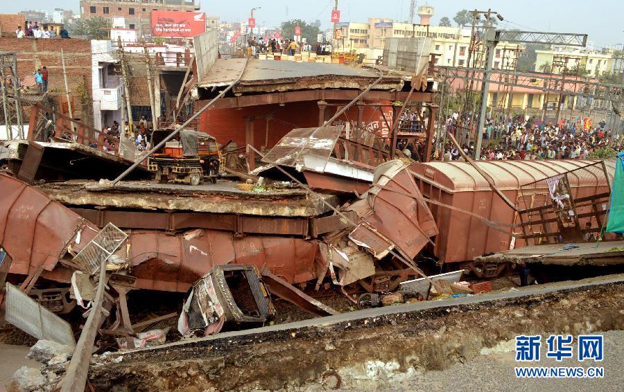 （国际）（2）印度人行天桥坍塌压毁货运火车