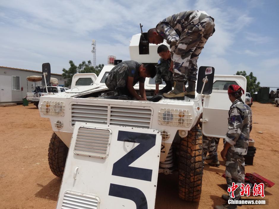 中国赴达尔富尔维和部队帮兄弟部队维修车辆