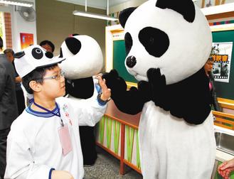 影片7日在台北博爱小学举行首映会，现场请来熊猫人玩偶与学生互动/图自台湾《联合报》
