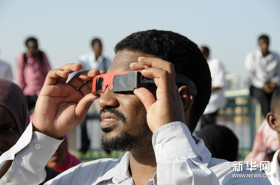 （国际）（3）苏丹民众观赏日食现象