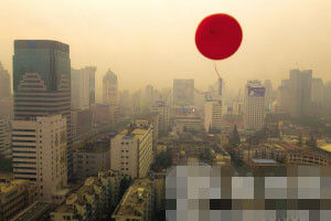 体育场路，雾霾天里的一个红色气球。摄影 记者 陈荣辉 