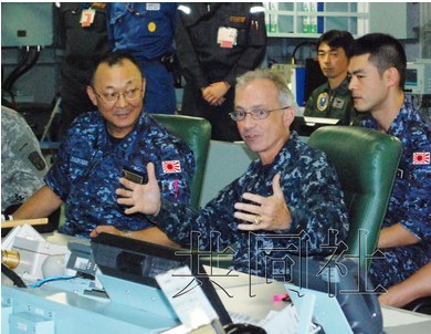 日美指挥官舰上会谈交换对菲灾区援助信息
