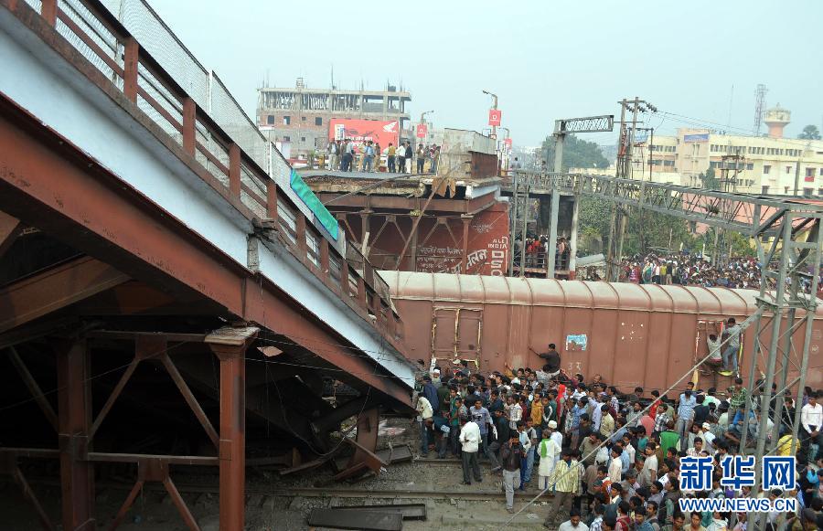 （国际）（4）印度人行天桥坍塌压毁货运火车