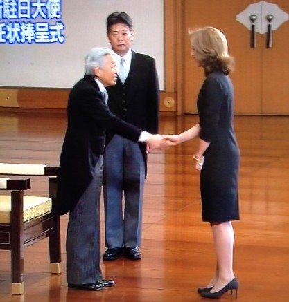 日本天皇被指打破传统与美国新任驻日大使握手