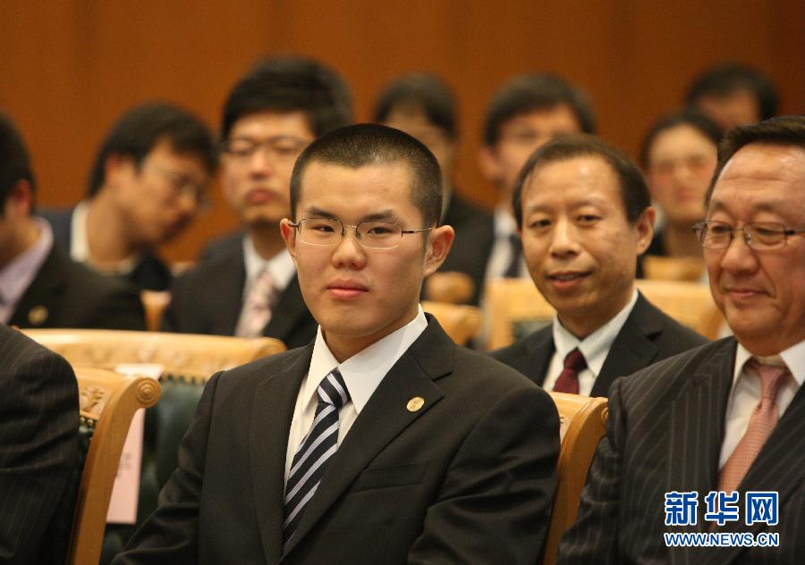 （国际）（4）中国驻日使馆表彰见义勇为留学生