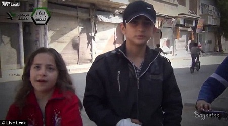 几名叙利亚小朋友正在接受采访