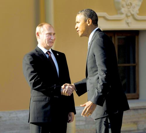在最新公布的《福布斯》全球最具权势人物排行榜中，普京压过奥巴马位列第一。图为今年9月两人在圣彼得堡G20峰会上握手。