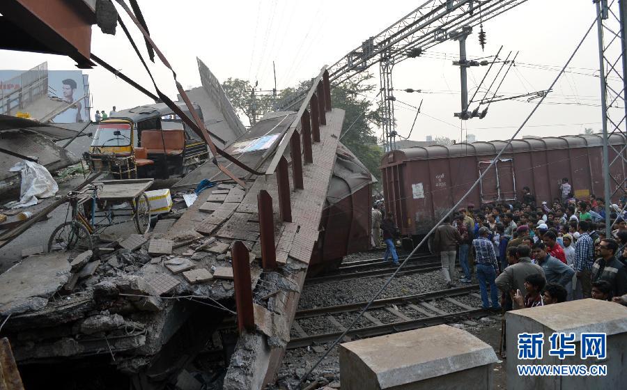 （国际）（1）印度人行天桥坍塌压毁货运火车
