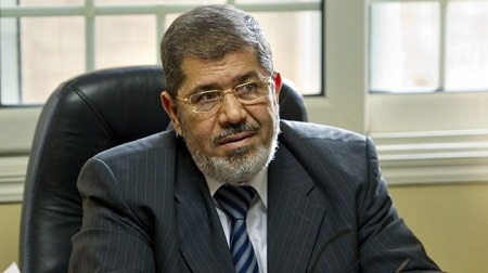穆尔西出庭坚称仍是埃及合法总统拒绝接受审判