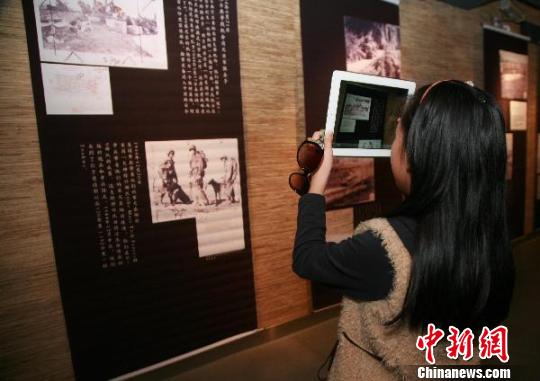     杭州市民在西湖博物馆参观“国家记忆二战中缅印战场影像解密展”。　李晨韵　摄