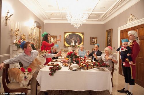 当所有的礼物都打开后，英国“王室一家四代人”围坐在餐桌旁，为“乔治王子”的首个圣诞节举杯庆祝。