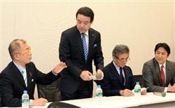 　日本众人之党前干事长江田宪司正在发表结成新党的讲话。
