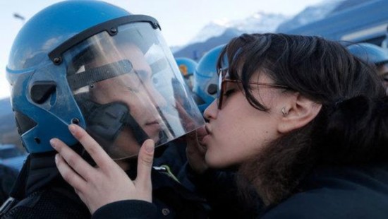 意大利女学生抗议时亲吻警察面罩 被指性骚扰