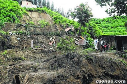 印尼锡纳朋火山区暴雨引发山体滑坡致9人死亡