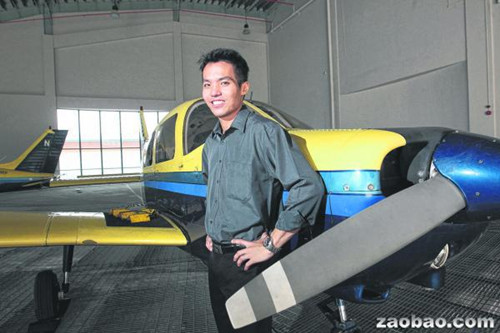 新加坡30岁华裔自费赴美学开飞机有望圆太空梦