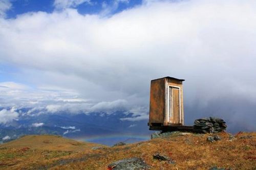 俄一厕所建于悬崖边号称全球“终极”厕所（图）