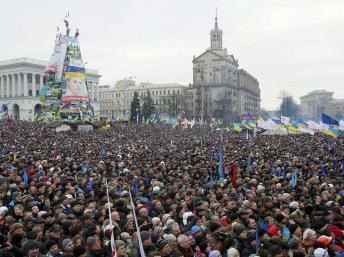 乌克兰多派举行集会美国参议员为反对派演讲
