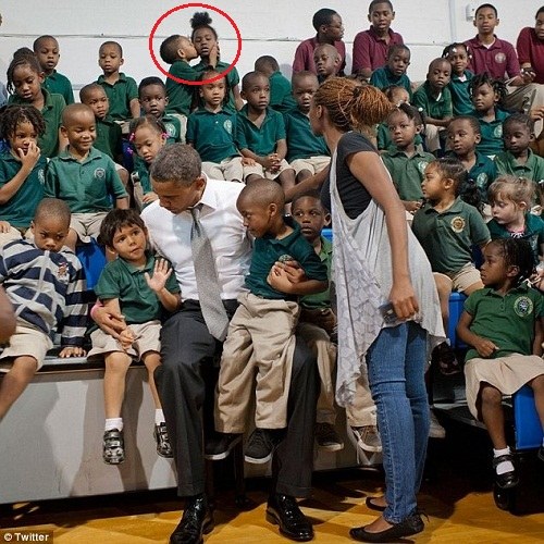  坐在后排的一个小男孩“强吻”了身边的女同学，抢了奥巴马的风头