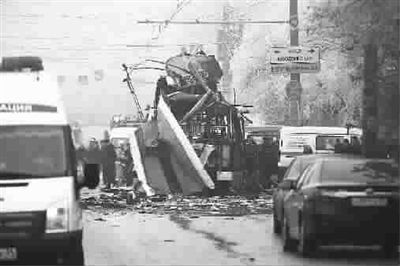 伏尔加格勒无轨电车爆炸现场 图IC俄罗斯总统普京30日下令全国提升警戒级别，防范恐怖袭击。
