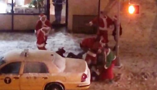 纽约多名“圣诞老人”疑似醉酒街头打架（图）