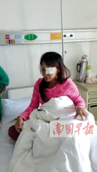失去左眼的李女士伤心地坐在病床上。记者 赵敏摄