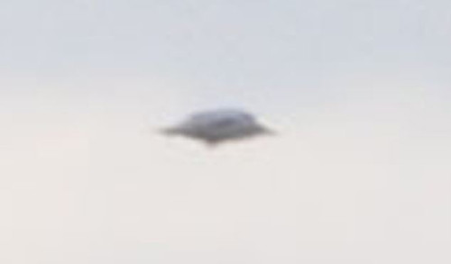 英国摄影师在风电场上空拍到飞碟状UFO（图）
