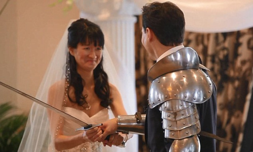 新娘交给新郎一把剑，告诉他为自己而战。