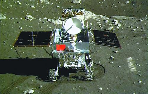 图片说明：15日，嫦娥三号着陆器(下)和“玉兔”号巡视器成功“互拍”，“玉兔”号上的五星红旗清晰地出现在画面中。
