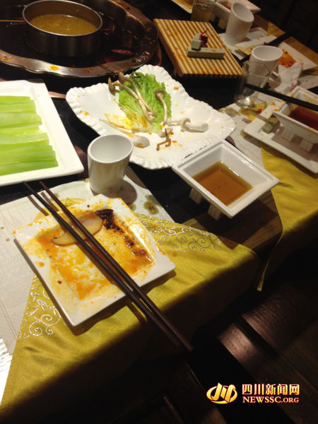 卡梅伦用餐的筷子和盘子