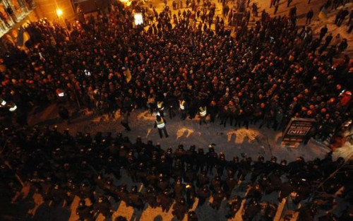乌克兰示威者与警方于基辅市政厅外发生冲突