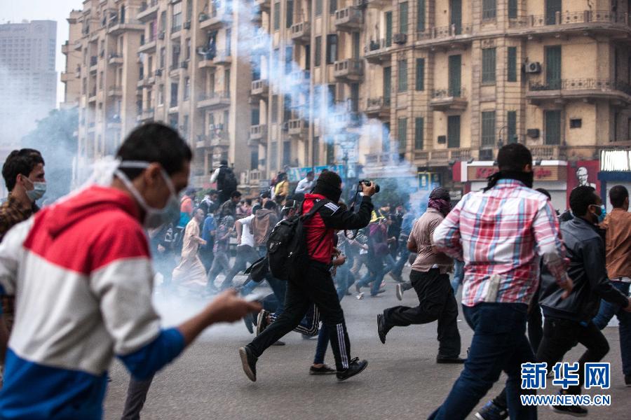 （国际）（4）埃及警方动用催泪瓦斯驱散解放广场示威人群