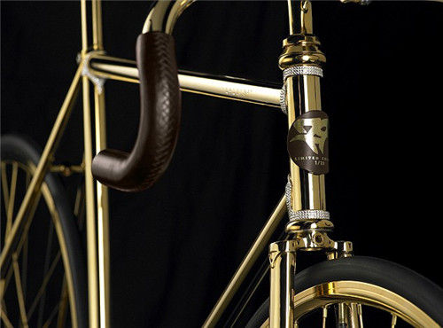 自行车手柄选用高档皮革，通过人工缝制而成。