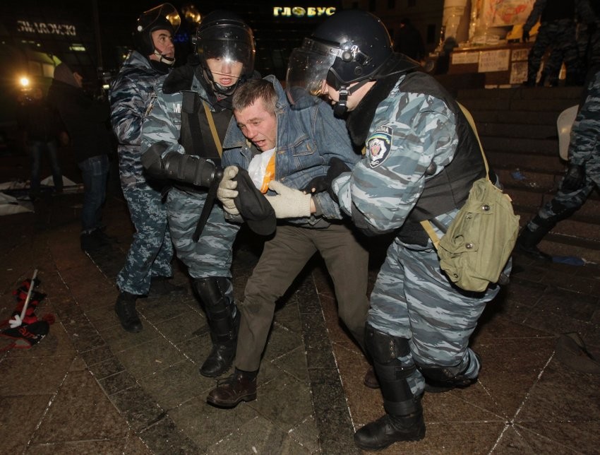 乌克兰防暴警察暴力清场示威人群 欧美强烈谴责