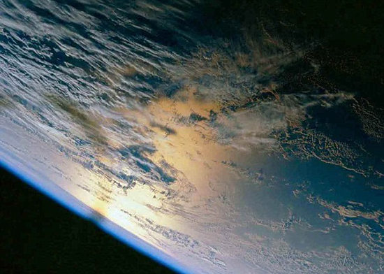 热气球带人离地10万英尺漫游太空享受地球美景