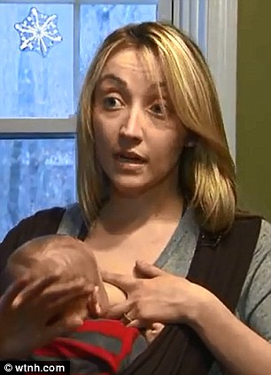 美国25岁妈妈法庭当众哺乳被请出法庭后抗议