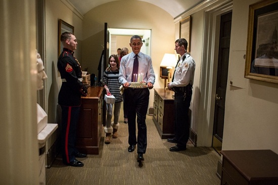奥巴马为白宫办公室主任过生日亲自端蛋糕（图）