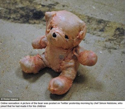俄艺术家用鸡肉缝制“泰迪熊”网友直呼超惊悚