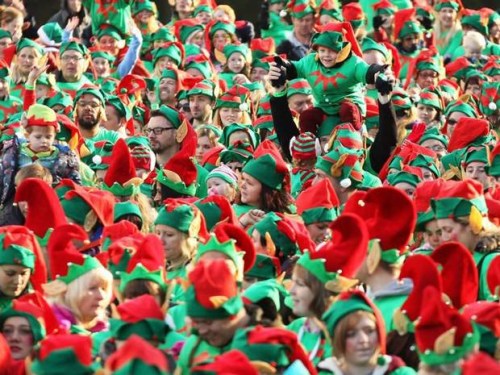 上千人戴红绿帽子扮“小精灵”破世界纪录（图）