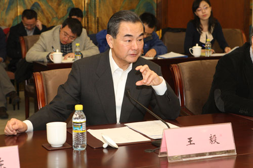 王毅：形成中国方案、发出中国声音开展经济外交