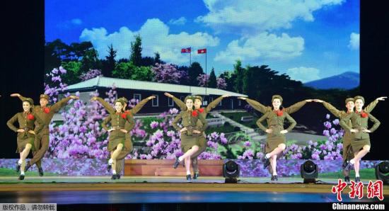 资料图：朝鲜平壤，朝鲜人民军进行歌舞表演，庆祝“先军节”53周年。  