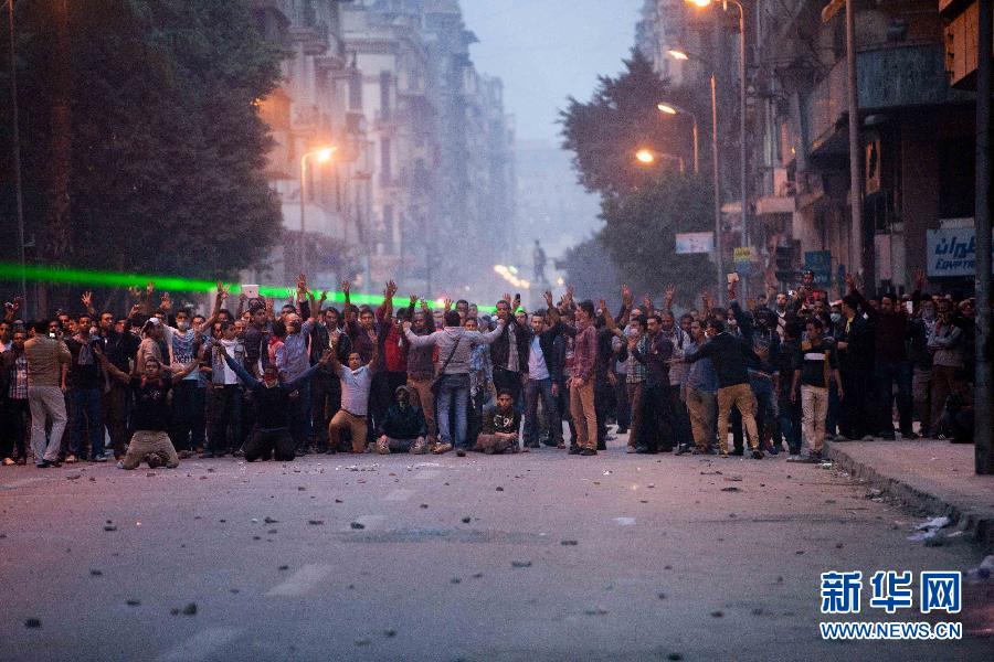 （国际）（7）埃及警方动用催泪瓦斯驱散解放广场示威人群