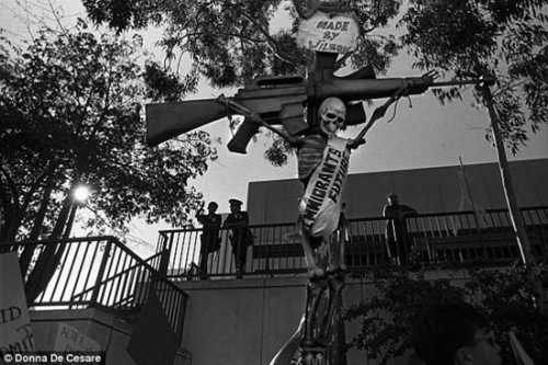 1994年洛杉矶闹市区。移民们抗议187号令，指责其否定无身份成人和孩子的教育和医疗权力。尽管最后议题被取消，但显示了移民和其孩子受到的不公平待遇和歧视。